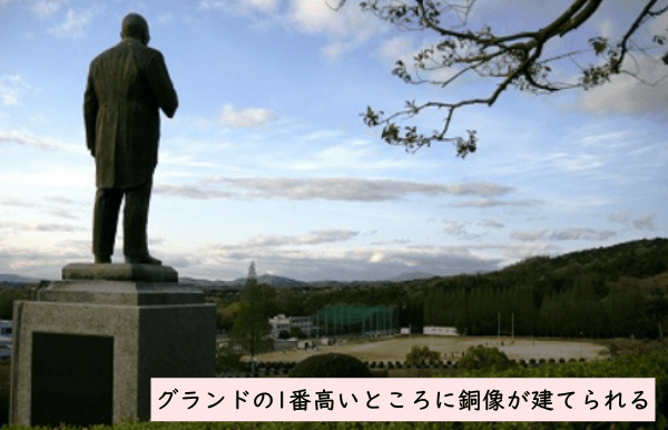 日生学園創立者の青田強の銅像